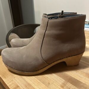 Dansko liziane taupe milled nubuck leather bootie size 42